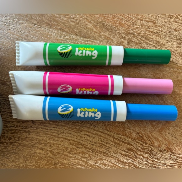 Melissa and Doug Bake and Decorate Wooden Cupcake Set - Picture 6 of 7